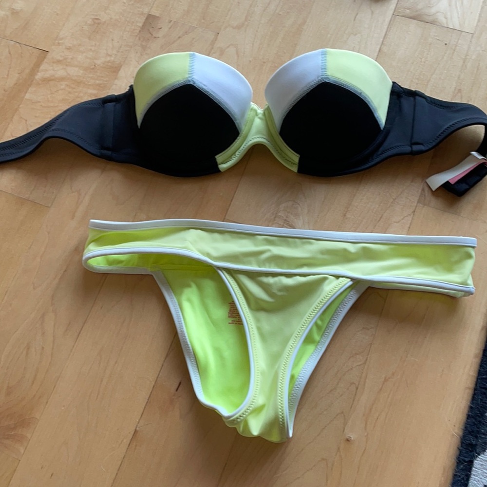 Victoria’s Secret Bikini 32C top/S bottom